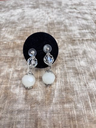 Pendientes colgantes plateados con cuentas