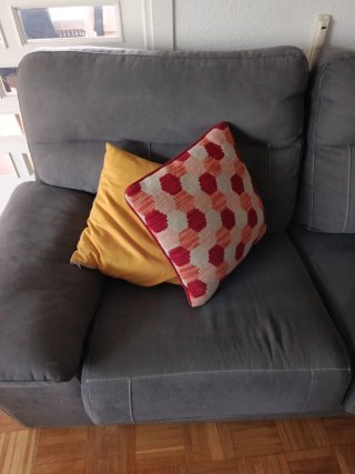 Sofá gris cómodo con cojines