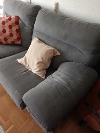 Sofá gris cómodo con cojines
