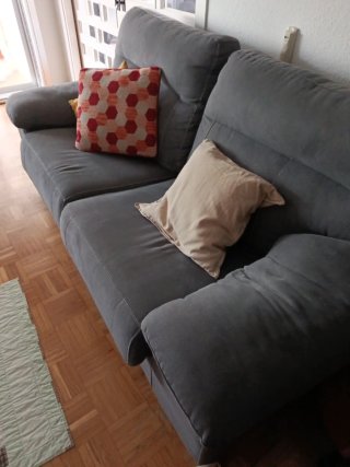 Sofá gris cómodo con cojines