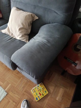Sofá gris cómodo con cojines