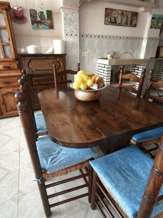 Mesa de Comedor con 6 Sillas Rústicas
