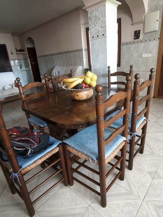 Mesa de Comedor con 6 Sillas Rústicas