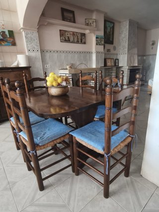 Mesa de Comedor con 6 Sillas Rústicas
