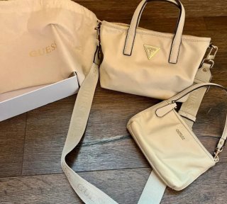 Bolso y cartera Guess beige
