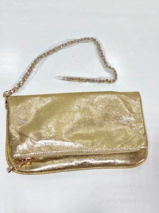 Bolso de fiesta dorado con cadena