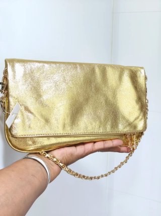 Bolso de fiesta dorado con cadena