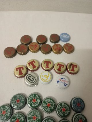 Lotto di 33 Tappi a Corona Misti