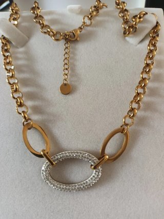 Gargantilla chapada oro con detalles blancos