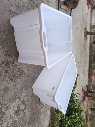 Cajas de plástico blancas  cada una 25€