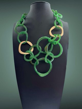 Collana da donna con anelli verdi e oro