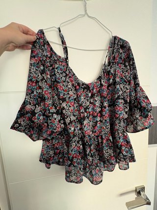 Blusa Carmen floral negra