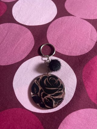 Llavero Artesanal con Diseño de Rosa