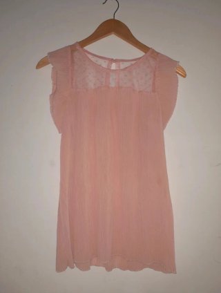 Blusa rosa con detalles de encaje