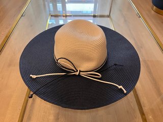 Sombrero de playa azul y beige enfasis