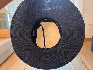 Sombrero de playa azul y beige enfasis