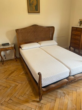 Cama matrimonio antigua de madera y rejilla