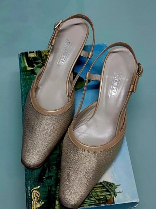Zapatos de fiesta de piel tono dorado