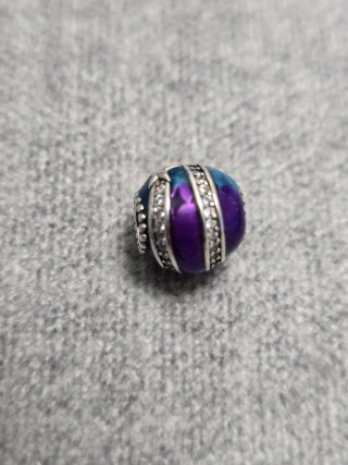 Charm Bola Azul y Morada con Estrellas