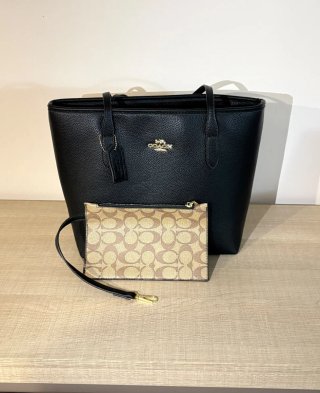 Bolso de hombro negro con neceser