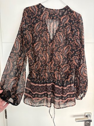 Blusa estampada marrón y negro