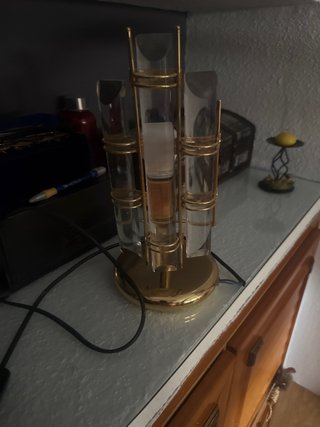 Lámpara de mesilla dorada y cristal