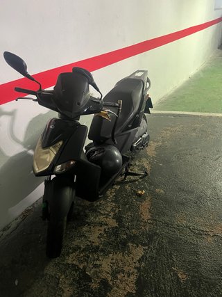 KYMCO 125cc Scooter Negra