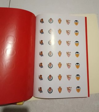 Libreta Coca-Cola y juego de fútbol-chapas