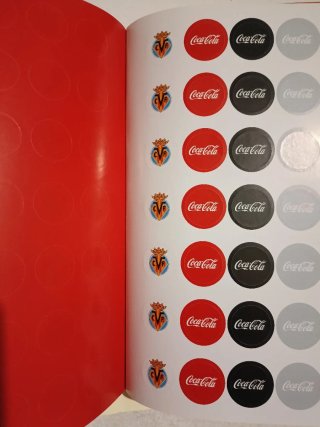 Libreta Coca-Cola y juego de fútbol-chapas