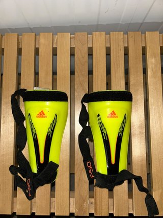 2 Pares de Espinilleras Infantiles Nike y Adidas