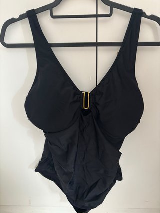 Traje de baño negro con detalle dorado