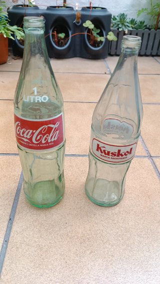 Due antiche bottiglie di Coca-Cola e Kaskol