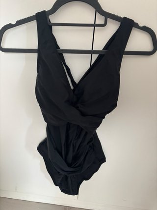 Traje de baño negro con fruncidos