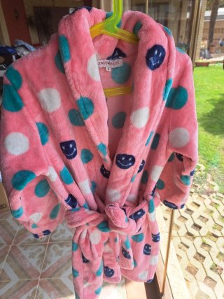 Bata de niña con estampado de emojis