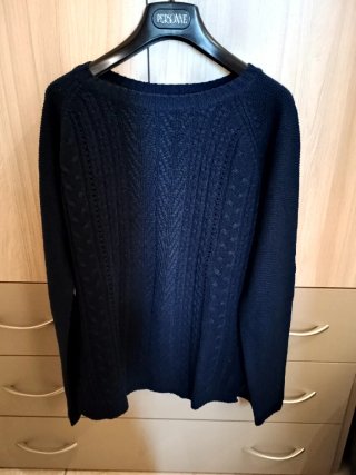 Maglione blu con trecce