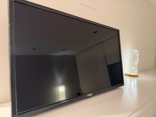 TV LG 32 pulgadas + soporte para colgarla