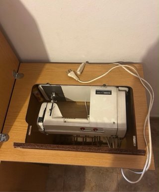 Máquina de coser eléctrica vintage