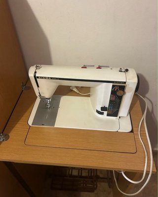 Máquina de coser eléctrica vintage