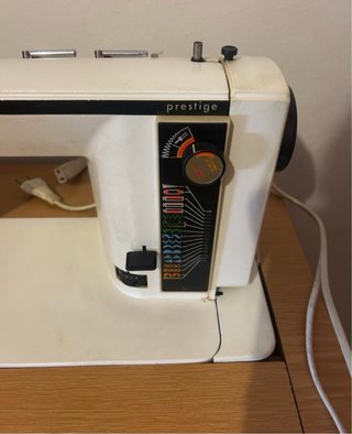 Máquina de coser eléctrica vintage