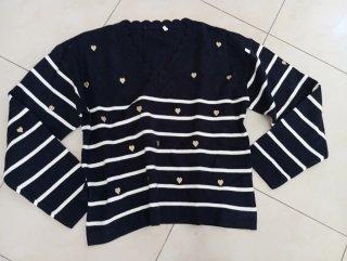 Maglione a righe nero con cuori dorati scollo V
