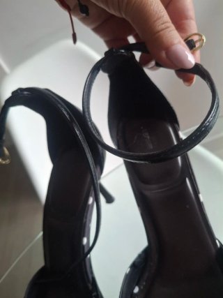 Zapatos de Tacón Negros con Lunares