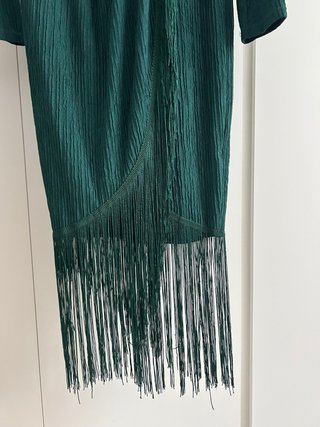 Vestido de fiesta verde con flecos