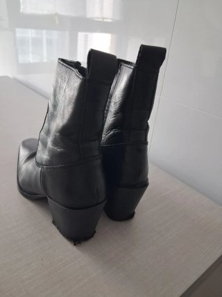 Botines de piel negros