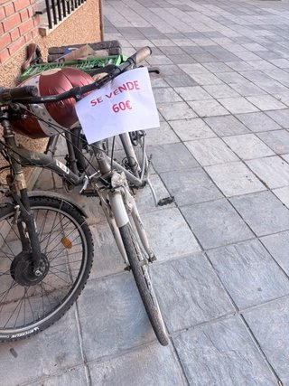 Bicicleta de paseo gris
