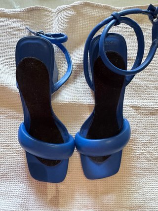 Zapatos de tacón azul eléctrico