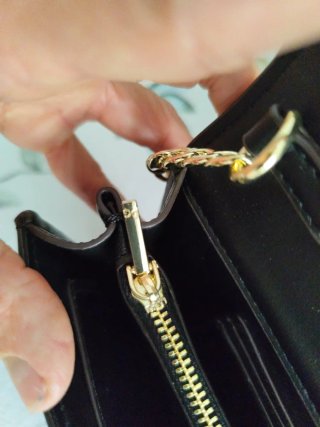 Bolso Purificación García negro cadena dorada