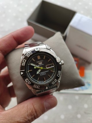 Reloj Seiko 5 Sports SNZB23J1 (Japón)