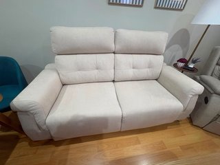 Sofá de tela beige