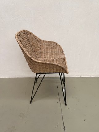 Sedia Chart kave home in rattan e acciaio
