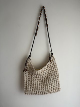 Bolso de esparto beige con abalorios